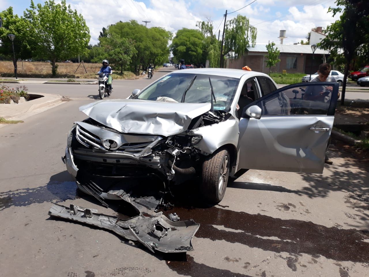 El Corolla quedó con la parte delantera destrozada (fotos gentileza Facundo Sardi).