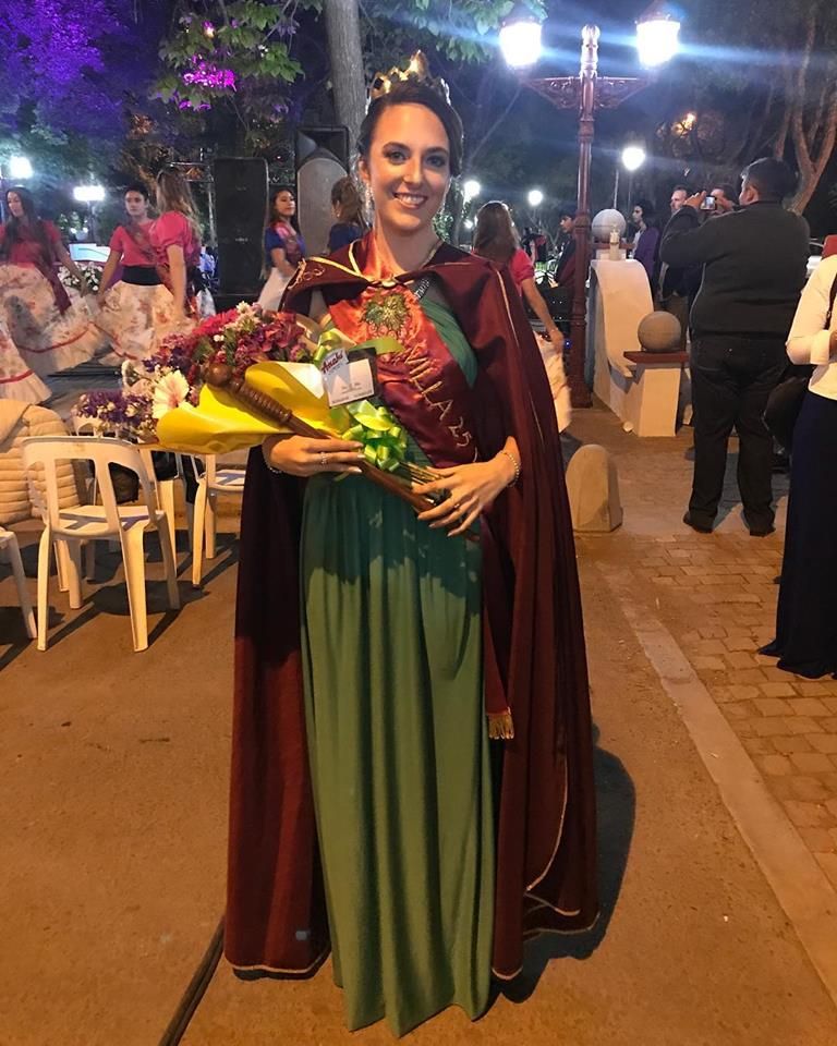 Gina Bertoldi, de 21 años y ojos verdes, fue coronada soberana distrital.