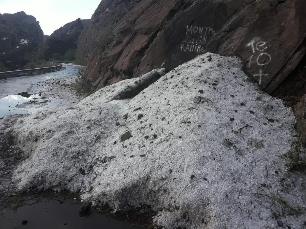 Granizo y material de derrumbe acumulado al costado de la ruta en Valle Grande.