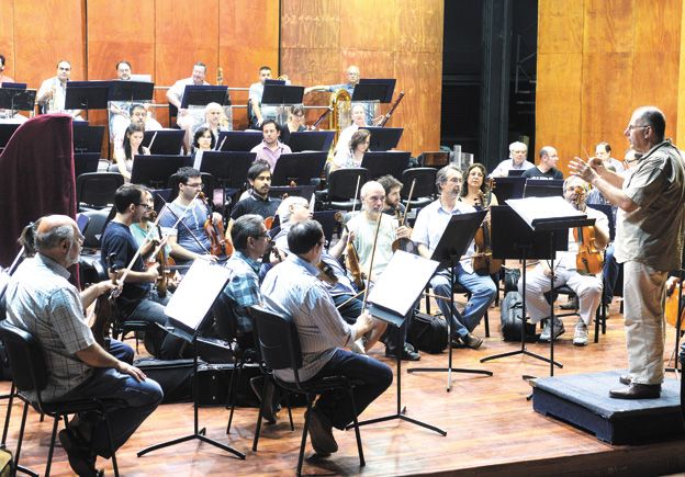 Ensayo. Saglimbeni aporta los últimos lineamientos para un concierto que pinta maravilloso como cierre de año de la Sinfónica.