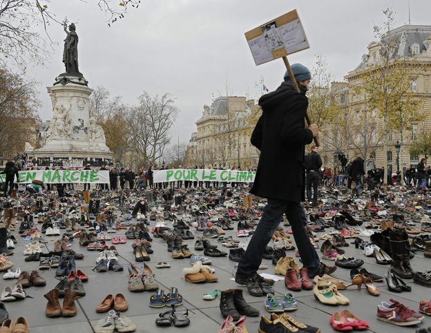 Manifestación. Activistas dejaron sus zapatos en protesta por la represión del gobierno francés Manifestación. Activistas dejaron sus zapatos en protesta por la represión del gobierno francés