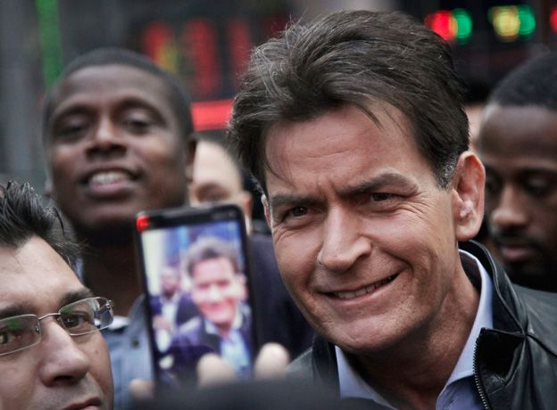 Charlie Sheen llegando al canal donde confesó que tiene HIV.