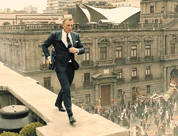 En acción. Daniel Craig en la ya famosa escena filmada en México. Abajo: Léa Seydoux y Monica Bellucci, las chicas Bond de Spectre.