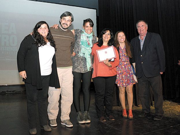 Triunfantes. Los chicos de Paraná Porá con el funcionario Billy Romero.