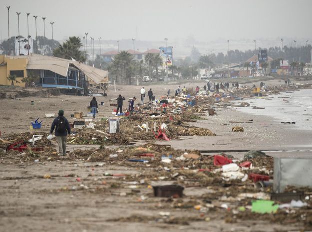 Despojos del tsunami. Tras el terremoto de 8.4 grados, el mar ganó la zona costera y se llevó de todo.