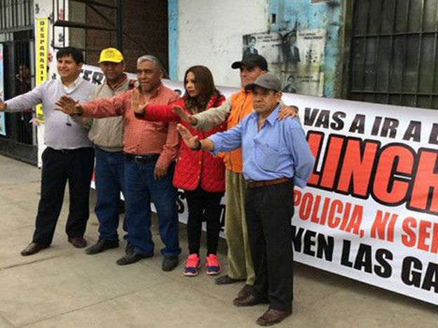 Activistas del grupo de Facebook Chapa tu choro Perú hablan con la prensa.