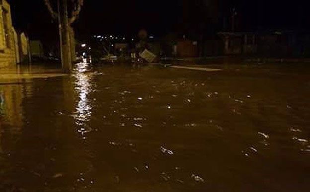 Las primeras olas en Con Con. Foto: Emol