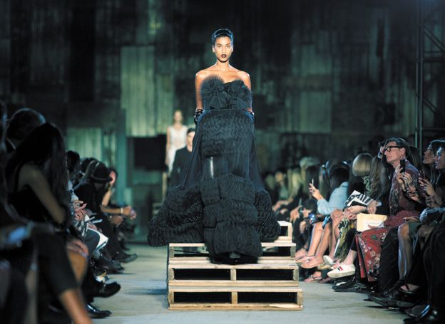 Elegancia. Este fue uno de los modelos más exquisitos que presentó Tisci.