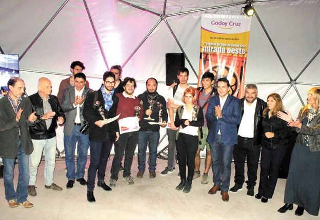 Felices. Los ganadores del concurso de cortos y las autoridades. Felices. Los ganadores del concurso de cortos y las autoridades.