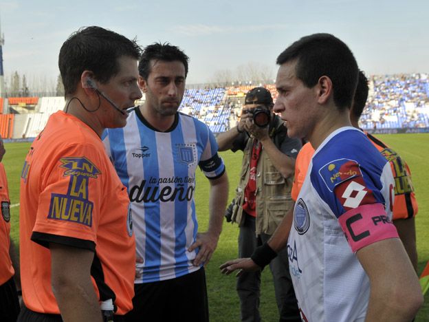 El capitán del Tomba charla con Delfino. Foto: Horacio Altamirano/UNO