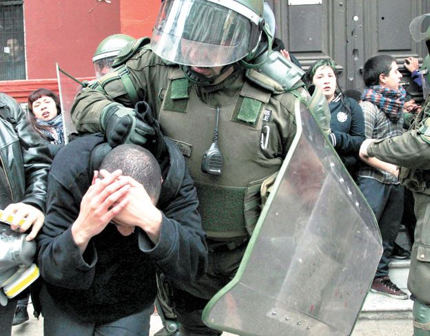 En Santiago. La policía actuó con dureza contra los estudiantes.
