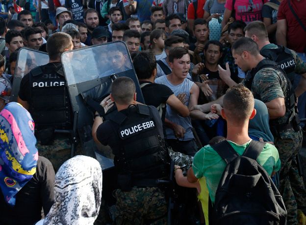 Reclamos. La policía macedonia intenta controlar a los inmigrantes.