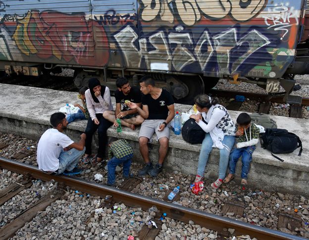 Paciencia. La espera de un tren se hace angustiante para miles de inmigrantes en Macedonia.