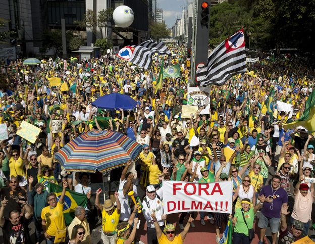 Bronca. En las principales ciudades de Brasil se escuchó el “fuera Dilma”.