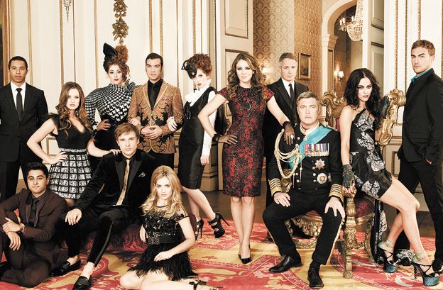 Gran elenco. La realeza, conformada por una familia disfuncional, con la reina Helena (Hurley) al mando.