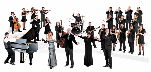 Una multitud. La Sparkling Big Band pone en escena una mezcla de jazz y swing. La banda está integrada por 29 músicos y dirigida por Juan Pablo Moltisanti.