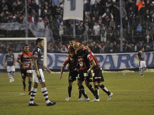 Patronato sorprendió a la Lepra en los últimos minutos. Fotos: Nicolás Galuya/UNO Patronato sorprendió a la Lepra en los últimos minutos. Fotos: Nicolás Galuya/UNO