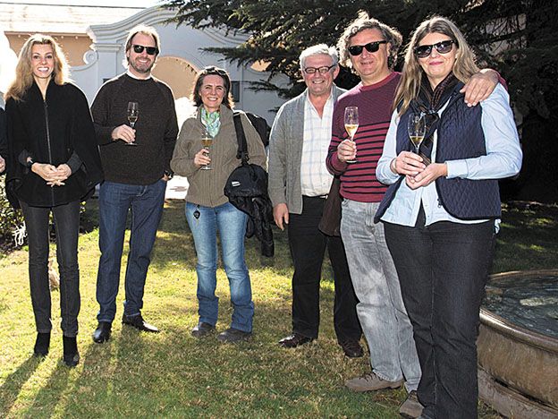 Los anfitriones. Susana y Michael Halstrick junto a los periodistas Rodolfo Cavagnaro y Mauricio Llaver, acompañados de Maria Cecilia Ivañez y Paula Danús. Los anfitriones. Susana y Michael Halstrick junto a los periodistas Rodolfo Cavagnaro y Mauricio Llaver, acompañados de Maria Cecilia Ivañez y Paula Danús.