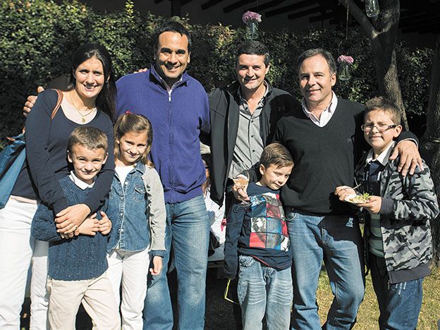 Mediodía compartido. Los comunicadores Coqui Cabrera y Gustavo Flores Bazán con sus respectivas familias. En el centro está el enólogo David Bonomi. Mediodía compartido. Los comunicadores Coqui Cabrera y Gustavo Flores Bazán con sus respectivas familias. En el centro está el enólogo David Bonomi.