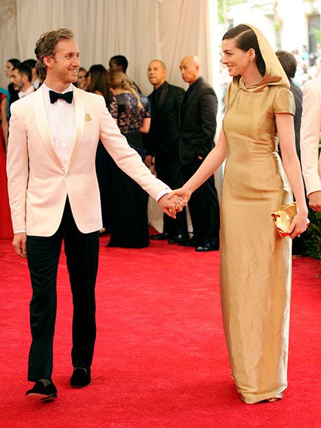 Adam Shulman y Anne Hathaway.