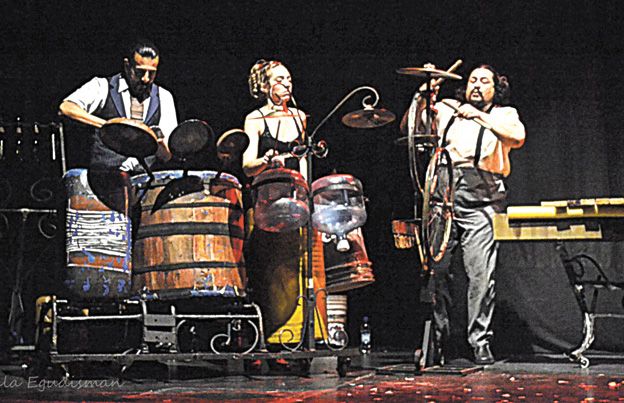 Show. Siete personajes resignifican objetos de la vida cotidiana para la música.