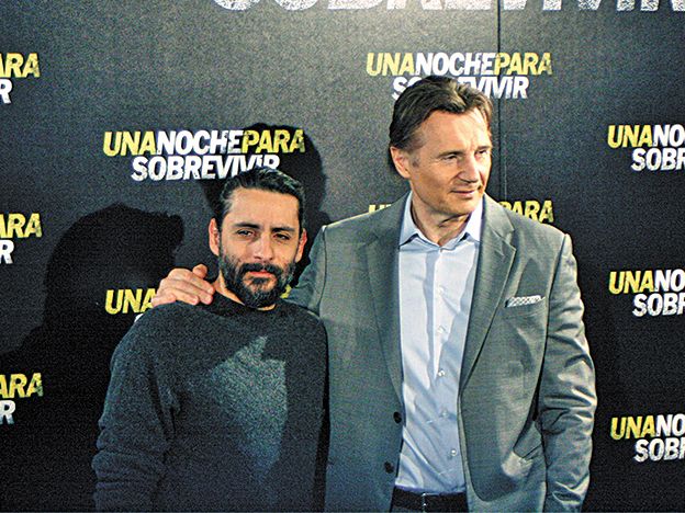 Liam Neeson junto con el director