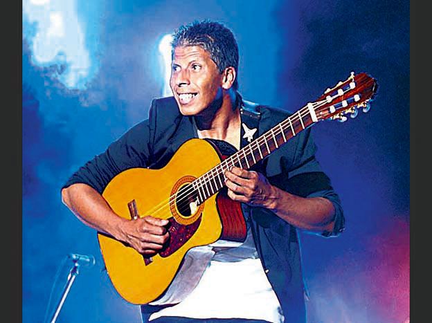 Talento. El Negro tocará su guitarra.