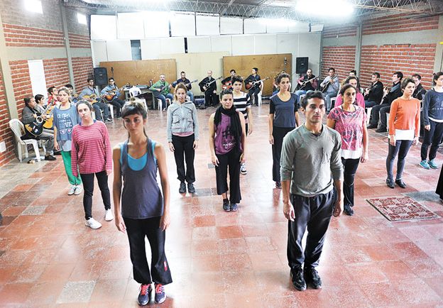 Ensayando. Las bailarinas y los guitarristas en pleno proceso para llegar a punto a la presentación del jueves. Ensayando. Las bailarinas y los guitarristas en pleno proceso para llegar a punto a la presentación del jueves.