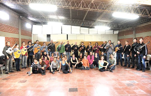 Completo. Todas las bailarinas de las compañías dirigidas por las hermanas Fusari junto a los guitarristas de The League of Crafty Guitarists, en un ensayo general.