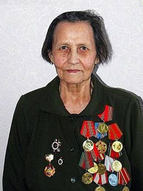 Su abuela con las condecoraciones que recibió por su trabajo como espía