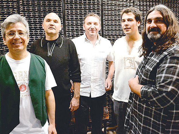 Yes Spirit. El primer recital de una banda tributo tendrá lugar el sábado con música del grupo Yes. El show de hoy, en tanto, será un adelanto acústico de lo que vendrá.