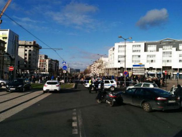 La zona ya ha sido demarcada. El terrorista ya habría sido identificado.