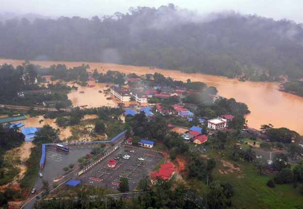 Increíble postal. Malasia no pega una, si no son los aviones son inundaciones.
