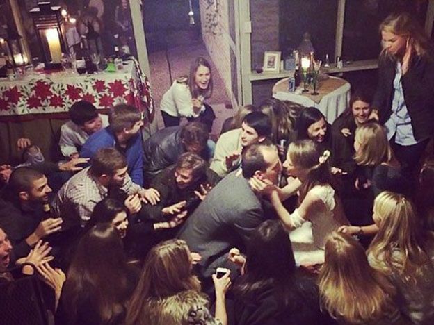 Liza y Wyatt Heaton con sus amigos y familiares.