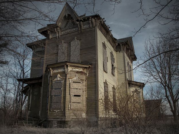 Lawless recogió las imágenes en su libro “13: An American Horror Story”. En la imagen, la casa Nova, en Ohio. En ella en 1958 un padre mató a su hijo por accidente y después mató a su mujer y se suicidó.