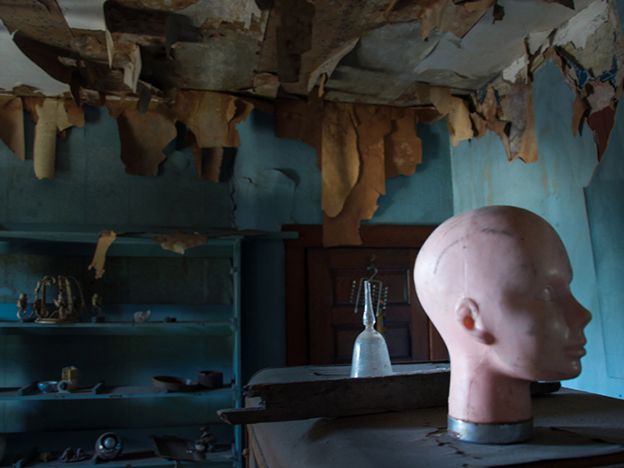 La “casa de las muñecas” es una mansión abandonada en Filadelfia repleta de muñecas, sierras y otros instrumentos colocados en estanterías de metal distribuidas por varias habitaciones.