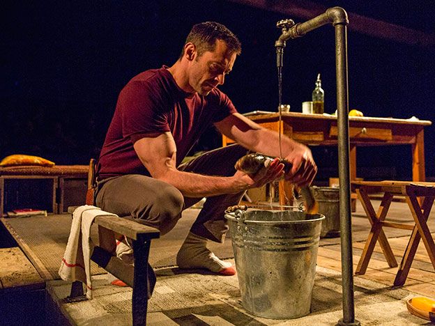 Hugh Jackman destripa un pescado en una obra en vivo.