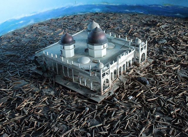 Un diorama ilustra la gran mezquita de Baiturrahman en 2004. El edificio sobrevivió casi sin daños lo que llevo a los locales a creer que era una señal de adán. La mezquita fue refugio para cientos de personas