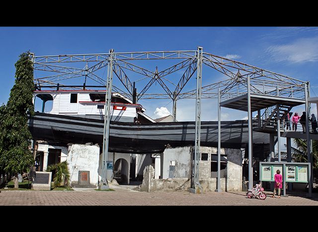 Esta parte del memorial consiste en un barco pesquero que quedó atorado en el techo de una casa durante la tormenta. Los visitantes puede subir a la estructura y circular en el bote que fue refugio para 56 sobrevivientes.