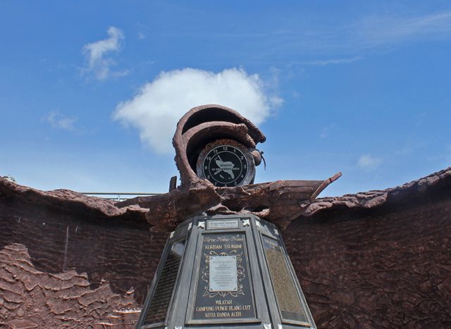 La escultura del reloj, hecha en color cobre, simboliza la altura y el color de las olas en ese día. El reloj está detenido a las 8 AM, horario en el que el terremoto ocurrió.