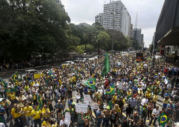En Brasil. La oposición fue la que promovió las marchas.