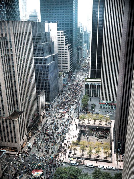 Protesta . Miles de personas marchan por la Sexta Avenida en Nueva York.