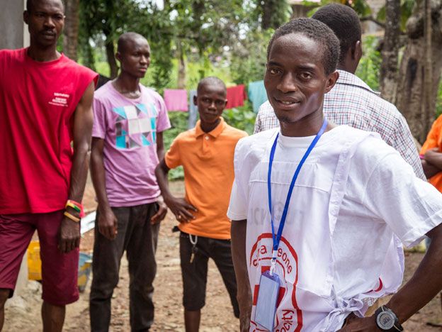 Idrissa Kargbo, campeón nacional de maratón de Sierra Leona, es uno de los voluntarios.