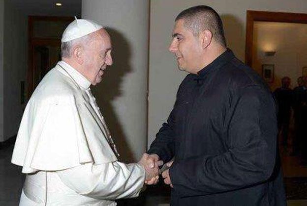 El día en que el papa Francisco se comunicó con él para autorizarlo a dejar esa zona en conflicto, familiares del padre Hernández subieron esta foto.