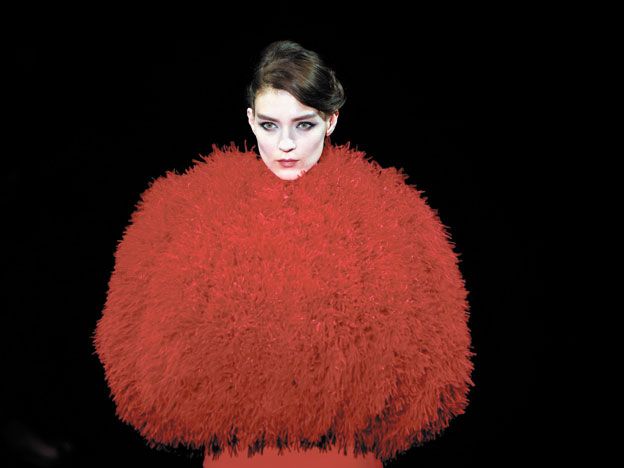 La modelo luce un vestido barroco de la última colección de alta costura femenina del modisto, que se presentó en París, Francia, el 8 de julio pasado. Eso fue días antes de que Armani festejará su cumpleaños. Evidentemente, un apasionado del trabajo.