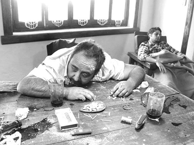 Uno de los planos del capítulo La herencia, filmado en San Rafael, en el que también actúan Claudio Martínez y Grau-Bassas.