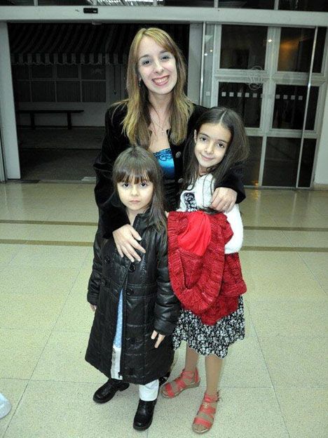 Gabriela Allegue con sus hijas en 2013. ¡Grande Ma!