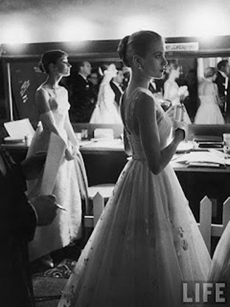 Backstage de los premios de la Academia, dos mejores ganadores de ediciones anteriores actriz, Audrey Hepburn y Grace Kelly, esperan su turno para presentar.