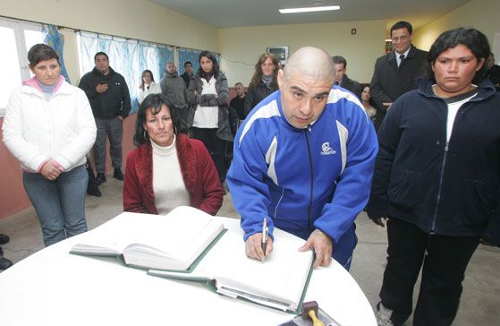 Las testigos de casamiento María y Ángela junto a los novios Diana y Osvaldo al momento de firmar.
