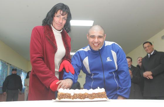 Sin torta no es un casamiento aseguró Diana emocionada junto a su reciente esposo Osvaldo.